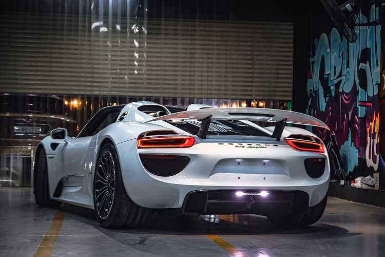 Porsche 918 Spyder đặc biệt chỉ được sản xuất với số lượng 918 chiếc, đúng theo tên gọi. Siêu xe này được mua từ một đại lý ở Dubai với giá niêm yết là hơn 1,3 triệu USD, tăng giá so với mức đề xuất 950.000 USD ở thời điểm ra mắt.