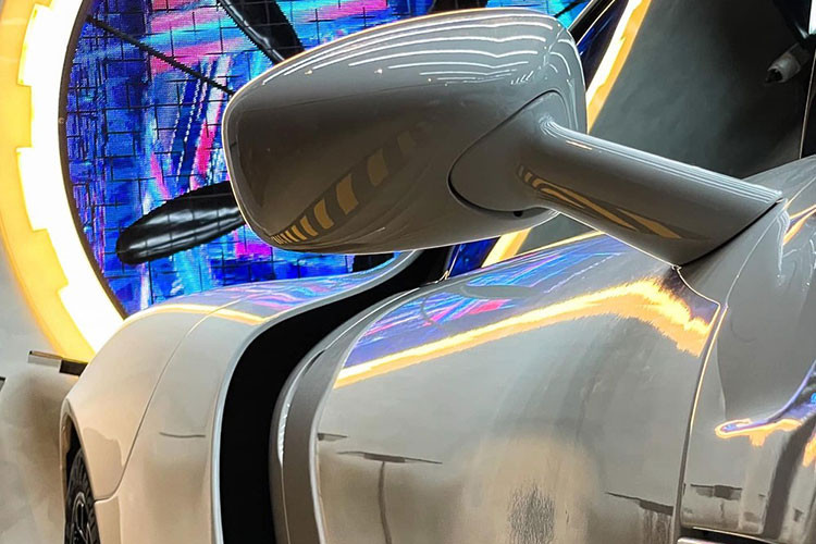 Chiếc siêu xe Porsche 918 Spyder đầu tiên Việt Nam thuộc đời 2015 nhưng ở tình trạng gần như mới hoàn toàn khi chưa lăn bánh km nào. Dễ dàng nhận ra kiểu dáng của 918 Spyder ảnh hưởng từ huyền thoại Carrera GT nhưng các chi tiết được làm mới, hiện đại hơn.