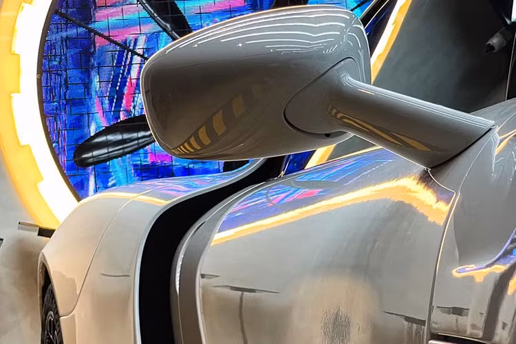 Chiếc siêu xe Porsche 918 Spyder đầu tiên Việt Nam thuộc đời 2015 nhưng ở tình trạng gần như mới hoàn toàn khi chưa lăn bánh km nào. Dễ dàng nhận ra kiểu dáng của 918 Spyder ảnh hưởng từ huyền thoại Carrera GT nhưng các chi tiết được làm mới, hiện đại hơn.