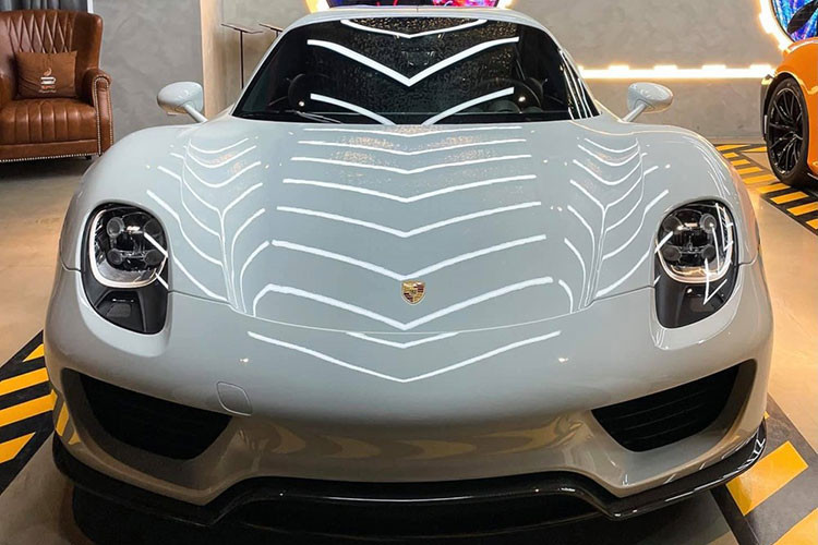 Sở hữu ngoại thất màu trắng cùng nội thất nâu đỏ, chiếc hypercar này là 1 trong 5 mẫu xe Porsche 918 Spyder được một đại lý Dubai rao bán trong 2 năm qua nhưng phải đến khi gia đình của cô gái 9X ở Gò Vấp ưng mắt mới được mua về dải đất hình chữ S để làm "nhạc trưởng" cho dàn siêu xe rất hùng hậu bao gồm Lamborghini Aventador SVJ, Ferrari SF90 Satradale, McLaren 765LT hay Ferrari F8 Spider.