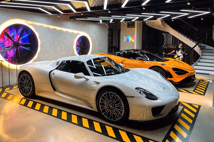 Sở hữu ngoại thất màu trắng cùng nội thất nâu đỏ, chiếc hypercar này là 1 trong 5 mẫu siêu xe Porsche 918 Spyder được một đại lý Dubai rao bán trong 2 năm qua nhưng phải đến khi gia đình của cô gái 9X ở Gò Vấp ưng mắt mới được mua về dải đất hình chữ S để làm "nhạc trưởng" cho dàn siêu xe rất hùng hậu bao gồm Lamborghini Aventador SVJ, Ferrari SF90 Satradale, McLaren 765LT hay Ferrari F8 Spider.