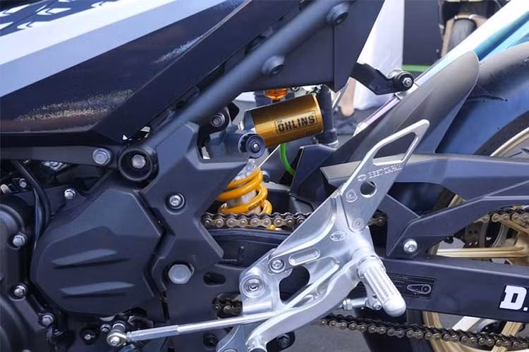 Hệ thống phanh trước được hoàn thành với cùm phanh cao cấp Brembo Billet, trong khi cụm công tắc rút gọn phong cách MotoGP thay thế cho cùm kích thước lớn theo sẵn Ninja 400. Những con ốc chỉnh đầu phuộc khiến việc điều chỉnh độ nén/nảy của phuộc trước có thể dễ dàng thực hiện hơn. Giấu ở chảng ba dưới là một cây trợ lực Ohlins.