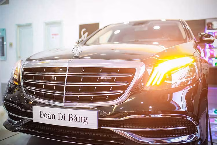 S450 4Matic phiên bản nâng cấp cho năm 2018 không có khác biệt nhiều so với những mẫu Mercedes-Maybach khác. Xe sở hữu một số thay đổi đáng chú ý như lưới tản nhiệt có 3 thanh kép nằm ngang và 1 thanh dọc ở giữa, đằng sau các thanh ngang là những thanh dọc mạ crôm bổ sung.