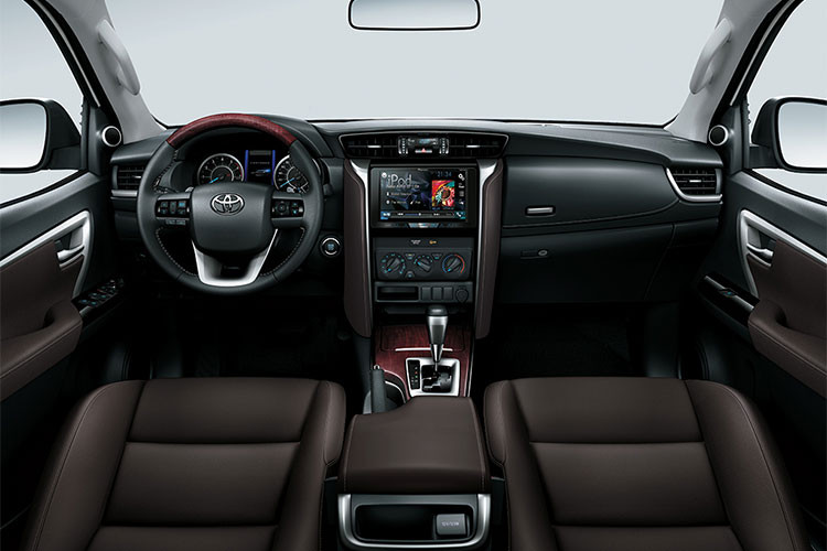 Trên các phiên bản cao cấp, Fortuner 2018 cũng đã được trang bị thêm ghế phụ điều chỉnh điện 8 hướng. Trước đây dòng xe này cũng có ghế chỉnh điện, tuy nhiên chỉ có ghế lái mới có thể điều chỉnh được. Hàng ghế sau của xe có cửa gió điều hòa độc lập, có thể gập lưng 60/40 và chỉnh tay.