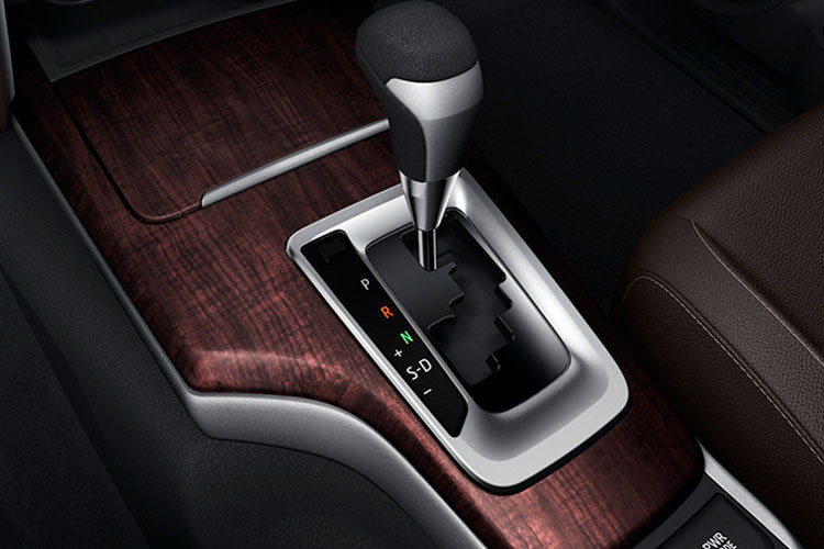 Ngoài ra, Toyota tại Việt Nam còn bổ sung thêm phiên bản máy dầu số tự động, 2 phiên bản Fortuner trước đây từng được bán tại Việt Nam đều tăng giá bán. Toyota Fortuner 2.4G 4x2 MT có giá bán 1,026 tỷ đồng thay vì 981 triệu đồng như trước đây; Fortuner 2.7V 4x2 có giá mới là 1,15 tỷ đồng, thay vì 1,149 tỷ đồng như trước.