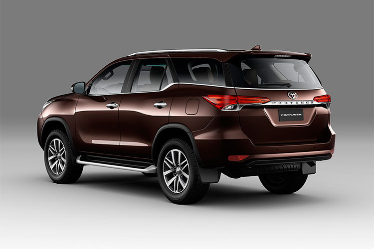Ở hai bên thân xe, Toyota Fortuner 2018 vẫn lấy cảm hứng từ các dòng SUV cao cấp hơn của hãng như Prado hay Land Cruiser để khiến Fortuner trở nên mạnh mẽ và khỏe khoắn hơn. Ngoài ra, xe còn được trang bị bộ mâm hợp kim với thiết kế mới 6 chấu kép.