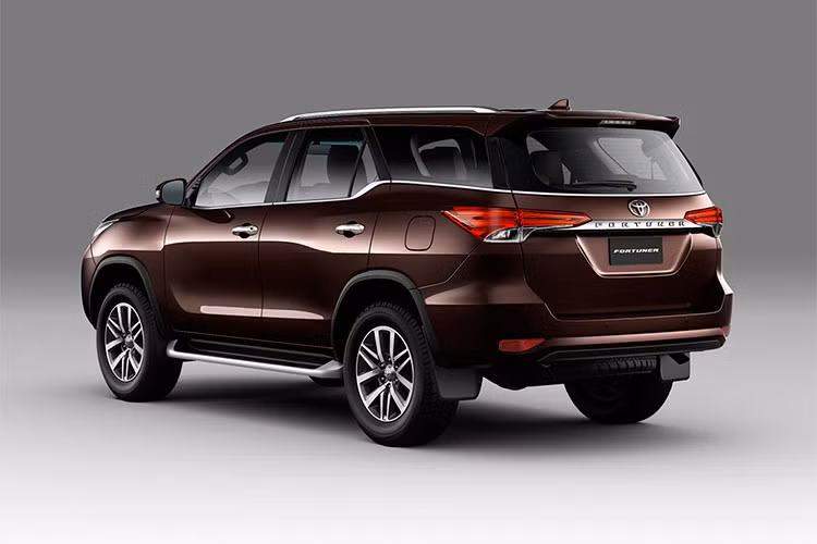 Ở hai bên thân xe, Toyota Fortuner 2018 vẫn lấy cảm hứng từ các dòng SUV cao cấp hơn của hãng như Prado hay Land Cruiser để khiến Fortuner trở nên mạnh mẽ và khỏe khoắn hơn. Ngoài ra, xe còn được trang bị bộ mâm hợp kim với thiết kế mới 6 chấu kép.