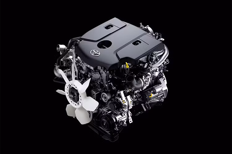 Đáng chú ý là sự xuất hiện của 2 phiên bản máy dầu số tự động mới, sử dụng động cơ 2.4 và 2.8 - 2 cầu có giá từ 1,094 đến 1,354 tỷ đồng, đồng thời Toyota Việt Nam cũng đã bỏ đi phiên bản máy xăng 2 cầu trước đây. Hai phiên bản này dự kiến sẽ hút khách khi sử dụng hộp số tự động.