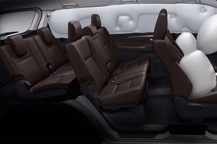 Xe cũng có tới 3 hàng ghế, cho phép 7 người có thể ngồi trong xe. Hàng ghế cuối cùng của xe có khả năng gập 50/50 về phía hai bên thân xe thay vì gập phẳng dưới sàn như nhiều đối thủ. Khoang hành lý của Fortuner cũng được trang bị sẵn một tấm lót bằng nhựa dẻo có vách ngăn, hữu dụng khi cần chở những hành lý có nước.