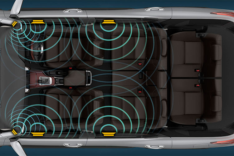 Tương tự như ngoại thất, nội thất của Fortuner 2018 cũng được Toyota giữ nguyên. Dù có cách bố trí các chi tiết y hệt như Hilux, nhưng bảng táp-lô của Fortuner thế hệ mới lại được thiết kế hoàn toàn khác biệt, khiến chiếc xe trông cao cấp hơn hẳn. Đồng thời các chất liệu được sử dụng trên chiếc xe cũng tạo cảm giác sang trọng.