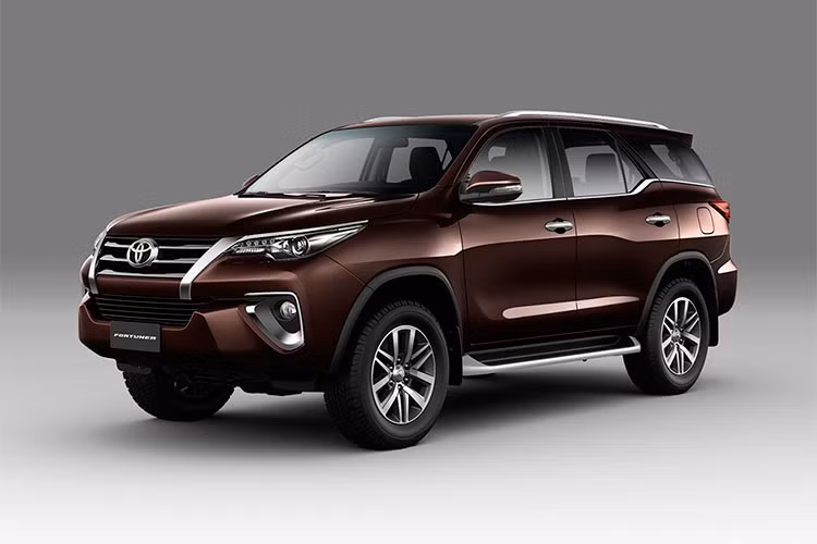 Toyota Việt Nam vừa giới thiệu Fortuner phiên bản cải tiến 2018 nhằm đáp ứng nhu cầu đa dạng của khách hàng ưa chuộng dòng xe SUV nhập khẩu này. Dự kiến, Toyota Fortuner 2018 sẽ được giao cho khách hàng Việt Nam vào tháng 8/2018 tới đây.
