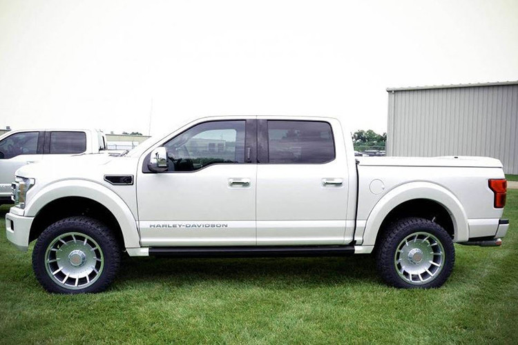 Kể từ năm 1999, Harley-Davidson đã nhiều lần hợp tác với hãng xe hơi đồng hương Ford để tạo ra các phiên bản đặc biệt khác nhau từ dòng bán tải F-150. Tuy nhiên khi gần kết thúc vòng đời của thế hệ F-150 trước vào năm 2013, Ford đã tuyên bố "khai tử" phiên bản F-150 Harley-Davidson.