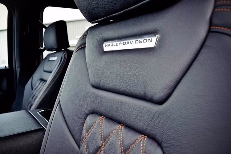 Các nhà thiết kế của Tuscany Motor Company còn thiết kế cho Ford F-150 Harley-Davidson nắp ca-pô với khe gió nổi, lưới tản nhiệt vân tổ ong, các nẹp ốp nới rộng những vòm bánh xe, cản trước với tấm bảo vệ và nắp che thùng sau với logo Harley-Davidson. Hệ thống xả từ hãng Flowmaster với chụp pô bằng nhôm CNC nguyên khối kết thúc những thay đổi ngoại thất của chiếc xe.