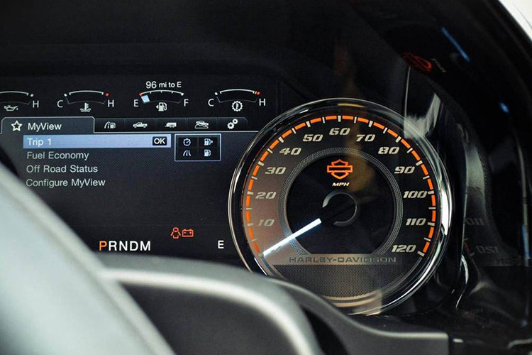 Tuscany Motor Company đã bọc lại cabin và các ghế ngồi của chiếc xe bằng da cao cấp. Riêng bề mặt mỗi ghế ngồi còn được chần chỉ màu đỏ vân con thoi như những chiếc xe sang trọng. Một lần nữa, logo Harley-Davidson lại xuất hiện ở nhiều nơi: từ bảng đồng hồ, bậc lên xuống, thảm trải sàn tới lưng ghế ngồi.