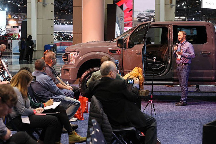 Được biết, chiếc xe trưng bày tại triển lãm Chicago lần này dù là xe bán tải Ford F-150 Harley-Davidson 2019 nguyên mẫu "prototype" song đã gần như sẵn sàng cho sản xuất hàng loạt theo đơn đặt của khách hàng.