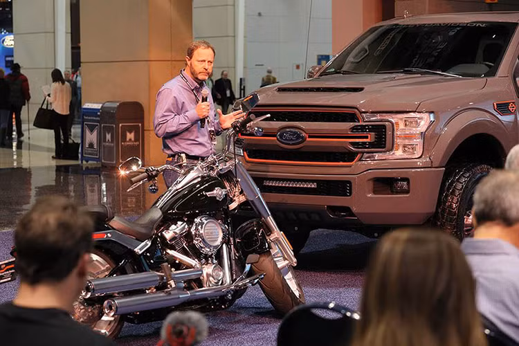 Có 3 mức giá bán cho mẫu Ford F-150 Harley-Davidson 2019, không chênh lệch nhau nhiều, khác biệt "chút ít" theo màu sơn ngoại thất xe. Theo đó, phiên bản màu Đen "Agate Black" có giá 97.415 USD (khoảng hơn 2,2 tỷ đồng), phiên bản màu Trắng "Platinum White" có giá 97.710 USD và phiên bản màu Xám "Leadfoot Grey" có giá 98.433 USD.