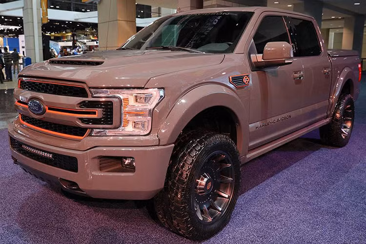 Tại triển lãm Chicago Auto Show 2019 đang diễn ra tại Mỹ, Harley-Davidson cùng đối tác Tuscany Motor Company đã chính thức công bố giá bán cho mẫu bán tải đặc biệt được sản xuất số lượng giới hạn: Ford F-150 Harley-Davidson Edition 2019. Mẫu xe này đã từng được giới thiệu trước đó hồi tháng 9/2018 dưới dạng xe concept.