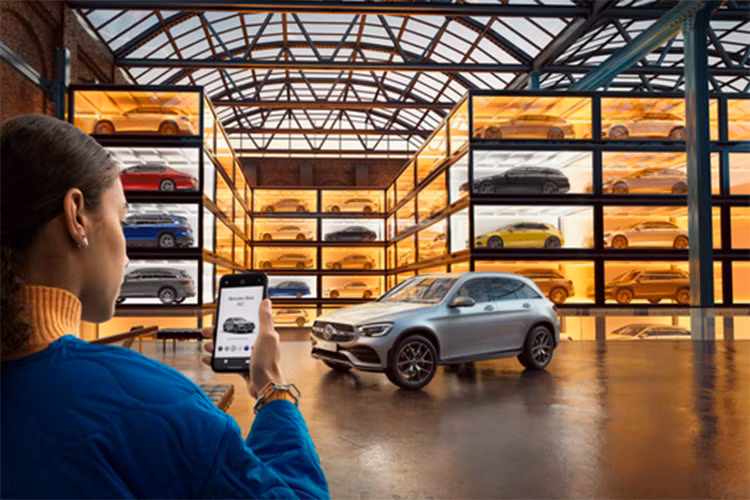 Mua xe sang Mercedes-Benz chi bang mot cu... cham