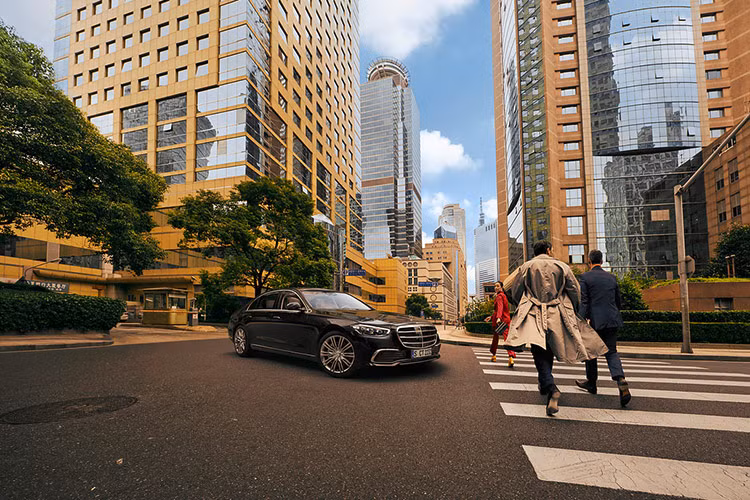 Mua xe sang Mercedes-Benz chi bang mot cu... cham-Hinh-2