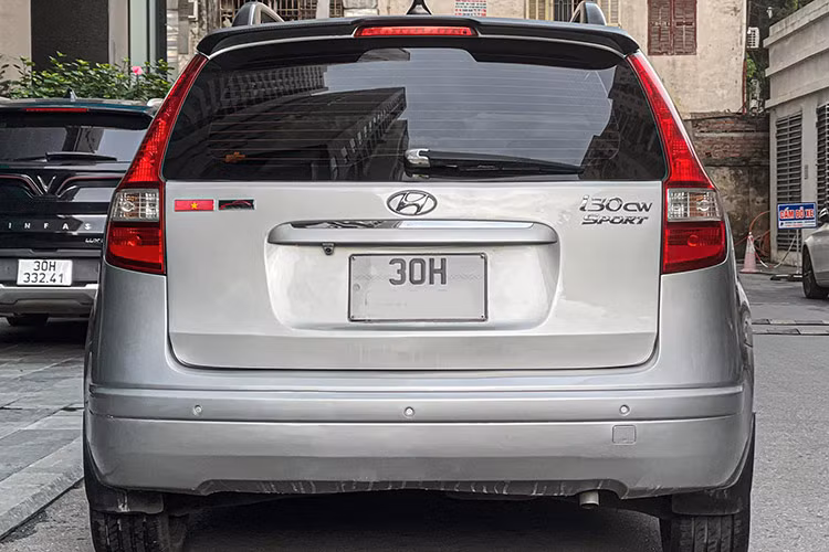 Điều này cũng dễ hiểu khi ở thời điểm cách đây 14 năm, hầu hết các mẫu xe ở Việt Nam đều có công nghệ cũ. Hệ thống an toàn ở i30 CW cũng rất sơ sài, xe chỉ có hệ thống chống bó cứng phanh ABS, phân bổ lực phanh điện tử EBD và 2 túi khí.