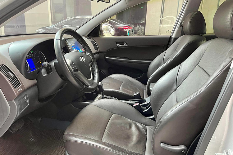 Tuy nhiên sau một thời gian dài sử dụng, ghế lái nguyên bản đã xuống cấp khá nhiều, các tiện nghi giải trí nguyên bản cũng được chủ xe nâng cấp bằng màn hình android, mang đến trải nghiệm mới mẻ hơn.