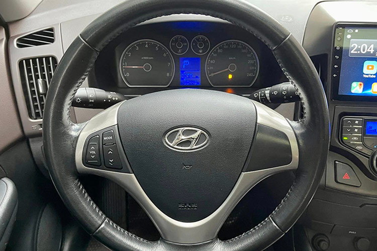 Ở thời điểm 2010, Hyundai i30 CW có khá nhiều tiện nghi cao cấp như hệ thống điều hòa tự động, cửa sổ trời, đầu CD 6 loa, cổng kết nối iPod, chức năng điện thoại CDMA, chìa khóa thông minh. Toàn bộ ghế ngồi được bọc da cao cấp, hàng ghế sau có thể gập 60/40 tăng thể tích khoang hành lý.