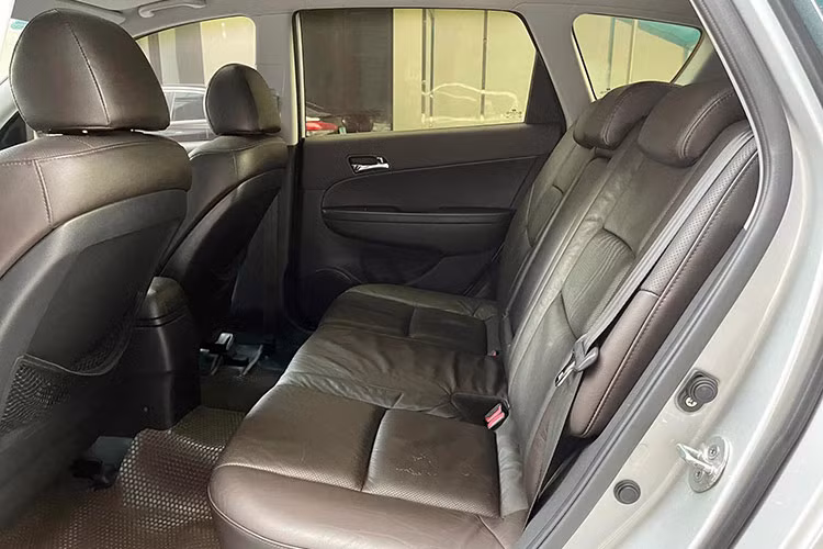 Hyundai i30 CW có 2 phiên bản động cơ 1.6 lít và 2.0 lít nhưng ở Việt Nam, xe chỉ được trang bị động cơ xăng 1.6 4 xi lanh thẳng hàng, đi kèm hộp số tự động 4 cấp. So với đa số các mẫu xe hiện nay dùng động cơ 1.5 thì cỗ máy 1.6 lít ở i30 CW không quá yếu, sức mạnh vừa đủ nhưng hộp số 4 cấp cho khả năng tăng tốc không thật sự mượt mà, êm ái như các dòng xe đời mới.