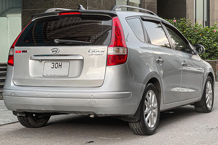 Khác với các đối thủ cùng phân khúc, mẫu xe hatchback Hyundai i30 phiên bản CW được nhà sản xuất ôtô Hàn Quốc thiết kế có chiều dài tổng thể lớn hơn, tăng thể tích chứa đồ ở cốp sau.