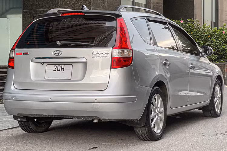 Khác với các đối thủ cùng phân khúc, mẫu xe hatchback Hyundai i30 phiên bản CW được nhà sản xuất ôtô Hàn Quốc thiết kế có chiều dài tổng thể lớn hơn, tăng thể tích chứa đồ ở cốp sau.