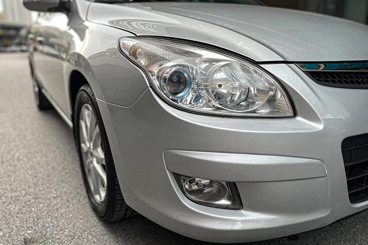 Đồng thời, xe có thêm thanh giá nóc phục vụ cho những chuyến đi xa, dài ngày. Sau 14 năm lăn bánh ở Việt Nam, ngoại hình Hyundai i30 CW có phần cũ kĩ theo thời gian nhưng vẫn giữ được vẻ cổ điển. So với Mazda 3 đời 2010, ngoại hình mẫu xe Hàn có phần đứng tuổi, chững chạc hơn.