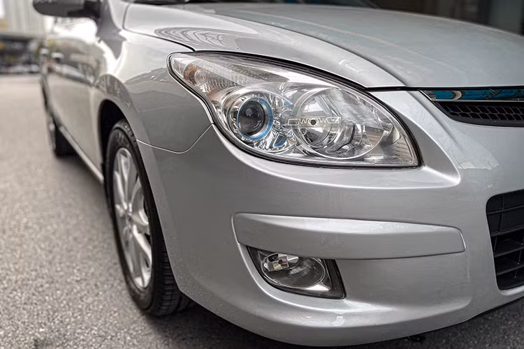 Đồng thời, xe có thêm thanh giá nóc phục vụ cho những chuyến đi xa, dài ngày. Sau 14 năm lăn bánh ở Việt Nam, ngoại hình Hyundai i30 CW có phần cũ kĩ theo thời gian nhưng vẫn giữ được vẻ cổ điển. So với Mazda 3 đời 2010, ngoại hình mẫu xe Hàn có phần đứng tuổi, chững chạc hơn.