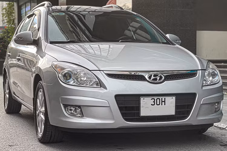  Hyundai i30 CW tại Việt Nam là mẫu xe hatchback hạng C xuất hiện vào giai đoạn những năm 2009-2010. Cùng với Hyundai Sonata, SantaFe, Tucson, Hyundai i30 CW là một trong những mẫu xe đặt nền móng cho sự xuất hiện của thương hiệu xe Hàn Quốc ở Việt Nam.