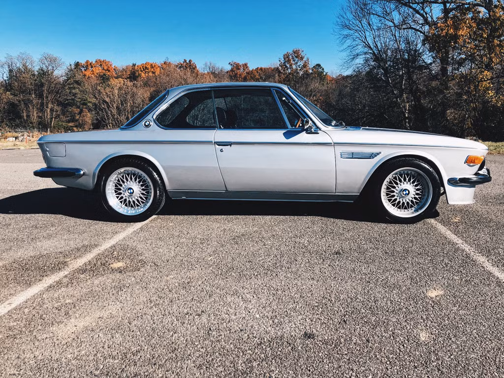 Chiếc xe trầy xước nặng và bị bụi bặm phá hủy trước khi được hồi sinh tại nhà máy. Theo người bán, thân xe được tẩy rửa kỹ bằng hóa chất trước khi sơn lại màu bạc và thay một tấm chắn bùn mới.