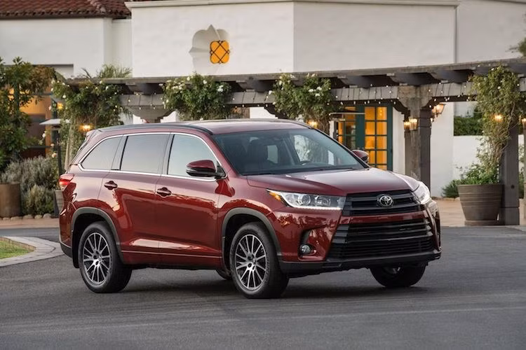 Trên phiên bản 2017, Highlander vẫn được trang bị động cơ 3.5l V6 nạp khí tự nhiên hoặc 4 xi-lanh thẳng hàng 2.7l, kết hợp với hộp số tự động 8 cấp. Với phiên bản V6, công suất động cơ đã tăng 25 mã lực và mô-men xoắn tăng 20 Nm, đạt 295 mã lực/356 Nm.