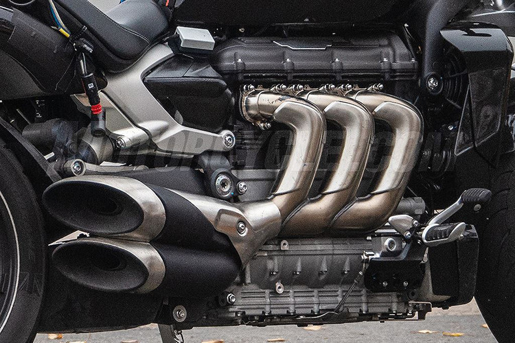 Giống như chiếc Rocket III đầu tiên ra mắt vào năm 2004, 3 cổ pô này sẽ dẫn khí thải thông qua hệ thống xả với 2 miệng pô ở bên phải và 1 giấu dưới gầm trái xe. Ở thế hệ trước, Rocket III đã trở thành mẫu môtô thương mại với dung tích động cơ lớn nhất Thế giới khi đạt tới 2.294cc, và truyền thống này sẽ tiếp tục được duy trì khi tăng lên thành 2.500cc.