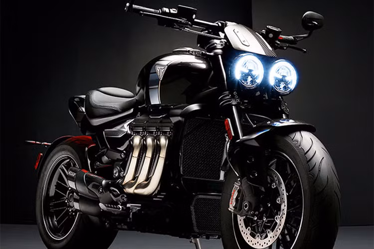 Dù lớn hơn tuy nhiên nhờ có hệ thống xả nêu trên và các công nghệ mới, Triumph Rocket III có thể đạt tiêu chuẩn khí thải Euro 5 mới nhất. Sức mạnh động cơ sẽ được truyền tới bánh sau thông qua trục cardan đặt ẩn bên trong gắp đơn. Và để kiểm soát động cơ này, Triumph cũng sẽ trang bị cho Rocket III các hê thống điện tử quen thuộc như điều khiển lực kéo, các chế độ lái khác nhau...