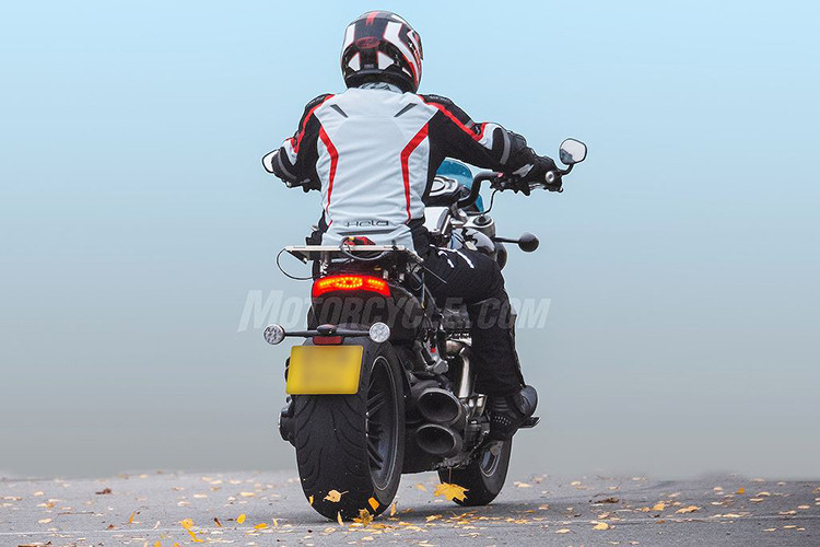 Không khó để nhận ra rằng với Rocket III 2020, Triumph sẽ hướng trực tiếp tới đối thủ chính là Ducati XDiavel. Điều này được thể hiện rõ qua thiết kế đầy cơ bắp với bình xăng lớn, đuôi ngắn tích hợp đèn hậu LED gọn gàng và pad biển số treo bánh tương tự chiếc xe tới từ nước Ý.