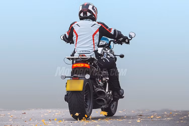 Không khó để nhận ra rằng với Rocket III 2020, Triumph sẽ hướng trực tiếp tới đối thủ chính là Ducati XDiavel. Điều này được thể hiện rõ qua thiết kế đầy cơ bắp với bình xăng lớn, đuôi ngắn tích hợp đèn hậu LED gọn gàng và pad biển số treo bánh tương tự chiếc xe tới từ nước Ý.