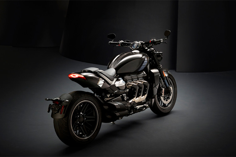 Cùng với hệ thống phuộc trước USD cứng cáp có thể điều chỉnh được và hệ thống phanh trước sử dụng cặp heo Brembo M50 Stylema cao cấp, chiếc xe không chỉ an toàn mà còn có cảm giác lái thú vị hơn. Cặp đèn pha trước LED kép của xe không chỉ gợi nhớ về thế hệ Rocket III đầu tiên hay các dòng Speed Triple/Street Triple trong quá khứ, mà còn có vẻ như đã được lấy trực tiếp từ chiếc Scrambler mới ra mắt.