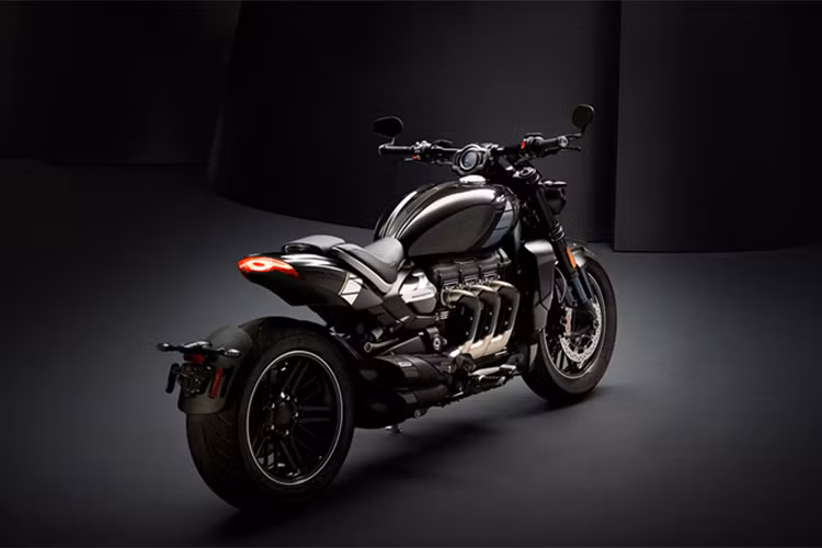 Cùng với hệ thống phuộc trước USD cứng cáp có thể điều chỉnh được và hệ thống phanh trước sử dụng cặp heo Brembo M50 Stylema cao cấp, chiếc xe không chỉ an toàn mà còn có cảm giác lái thú vị hơn. Cặp đèn pha trước LED kép của xe không chỉ gợi nhớ về thế hệ Rocket III đầu tiên hay các dòng Speed Triple/Street Triple trong quá khứ, mà còn có vẻ như đã được lấy trực tiếp từ chiếc Scrambler mới ra mắt.