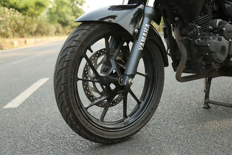 Ngoài ra, xe còn có chiều cao gầm 160 mm. Yên của Yamaha FZ 25 mang đến tư thế ngồi thể thao hơn so với FZ 2.0 nhờ tay lái ngắn hơn 15 mm. Phần hông của người lái Yamaha FZ 25 sẽ dịch lên phía trước 30 mm so với FZ 2.0. Xe được trang bị đèn pha và đèn hậu dạng LED, bảng đồng hồ LCD, vành hợp kim đa chấu.