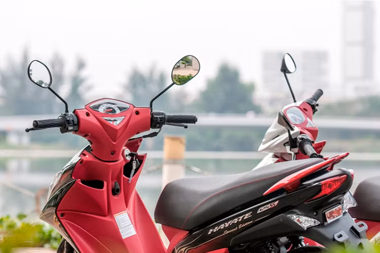 Xe được thiết kế với yên rộng cho hai người, ngăn chứa đồ có thể chứa 2 mũ bảo hiểm tiêu chuẩn của Suzuki, cùng một số vật dụng cá nhân... Ngoài ra còn có hộc đựng đồ phía trước và khoá trung tâm kết hợp khoá yên xe. Đặc biệt, xe chỉ có thể nổ máy khi chân chống đã được gạt lên.