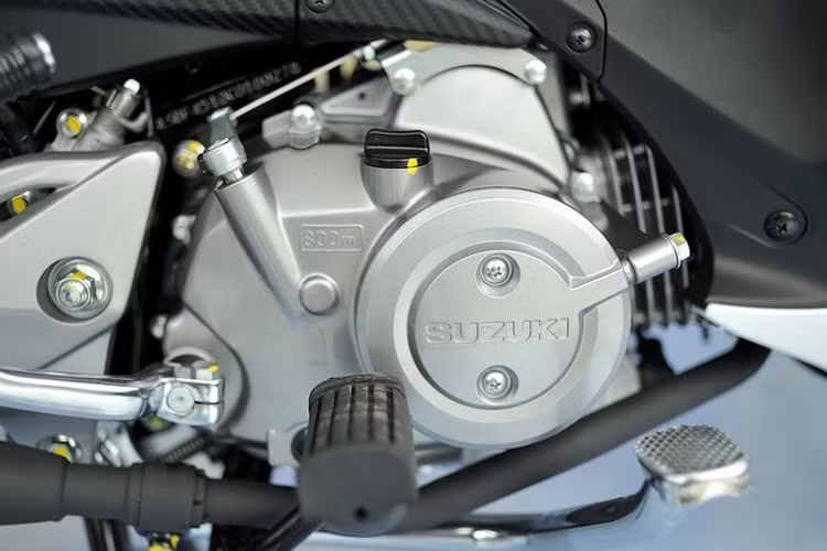 Axelo 125 được trang bị động cơ SOHC, 4 thì, xy-lanh đơn, làm mát bằng không khí, sản sinh công suất tối đa 9,5 mã lực tại vòng tua 8.000 vòng/phút, mô-men xoắn cực đại 9,9 Nm tại 6.000 vòng/phút kết hợp với hộp số 4 cấp. Hệ thống cung cấp nhiên liệu của xe là bộ chế hòa khí.