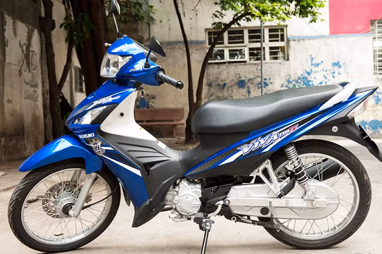Suzuki Viva được trang bị động cơ xăng, 4 thì, làm mát bằng không khí, dung tích 113cc, phun xăng điện tử Fi. Động cơ mới này được ứng dụng công nghệ Leap tiết kiệm nhiên liệu và vận hành vượt trội. Hệ thống truyền động với bộ ly hợp côn tự động và hộp số 4 số. Khi có mặt trên thị trường, dòng xe này có giá bán 22,7 và 24 triệu đồng.