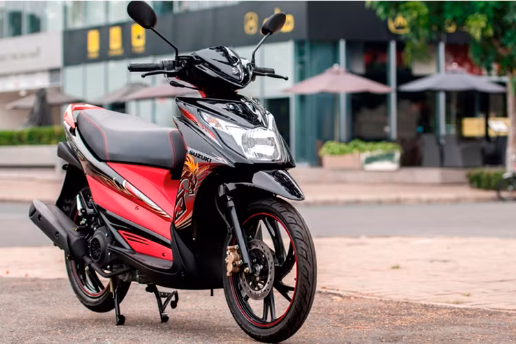 Đầu tiên là dòng xe tay ga Suzuki Hayate đã xuất hiện từ khá lâu trên thị trường Việt Nam nhưng lại ít được người tiêu dùng biết đến. Xe có khá nhiều phiên bản cùng mức giá từ 25,2 đến 30 triệu đồng. Mặc dù mức giá vừa phải nhưng doanh số bán hàng của mẫu xe tay ga này khá thấp. Doanh số cộng dồn 6 tháng đầu năm 2017 chỉ đạt 22 xe bán ra.