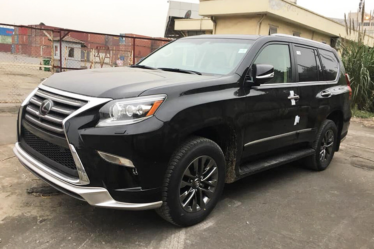 Chiếc SUV hạng sang Lexus GX460 2019 mới được nhập khẩu tư nhân mới đây đã được khui công ngay đầu năm Kỷ Hợi. Xe được chào bán với giá xấp xỉ 6,2 tỷ đồng. Mới đây, mẫu xe chính hãng cũng rục rịch lên lịch về nước vào khoảng tháng 4 tới. Giá dự kiến 5,5 tỷ đồng.