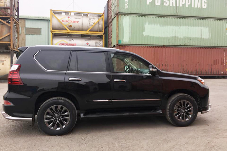 Như vậy, cả xe nhập tư lẫn xe chính hãng đều tăng giá so với năm ngoái. Một chiếc Lexus GX460 nhập Mỹ 2018 được bán với giá chưa đến 6 tỷ đồng. Cùng showroom đó, chiếc 2019 có giá cao hơn hẳn. Tương tự, giá niêm yết cho GX460 chính hãng năm ngoái là 5,06 tỷ đồng, thấp hơn nửa tỷ đồng so với giá dự kiến cho xe 2019.