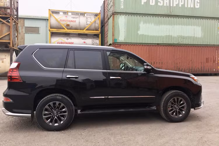 Như vậy, cả xe nhập tư lẫn xe chính hãng đều tăng giá so với năm ngoái. Một chiếc Lexus GX460 nhập Mỹ 2018 được bán với giá chưa đến 6 tỷ đồng. Cùng showroom đó, chiếc 2019 có giá cao hơn hẳn. Tương tự, giá niêm yết cho GX460 chính hãng năm ngoái là 5,06 tỷ đồng, thấp hơn nửa tỷ đồng so với giá dự kiến cho xe 2019.