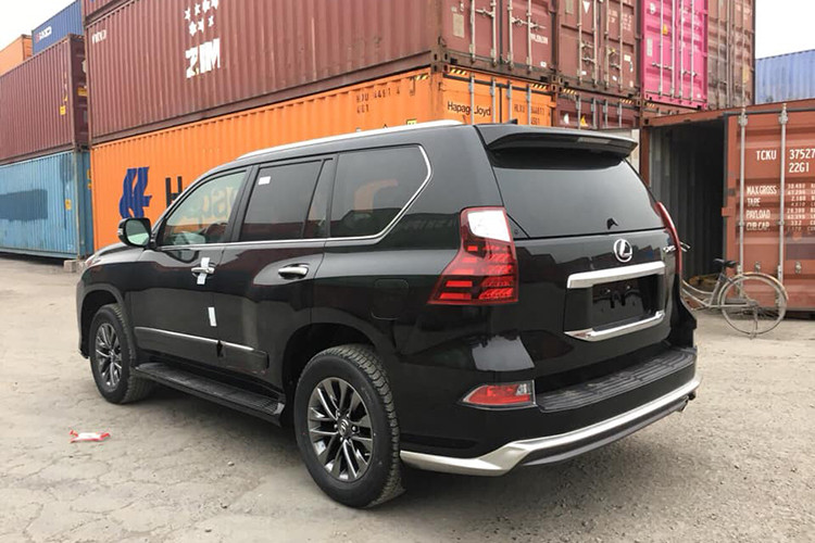Mặc dù giá cao hơn xe chính hãng nhưng Lexus GX460 nhập khẩu tư nhân là có sẵn giao ngay. Bản nhập từ Mỹ sử dụng động cơ mạnh hơn so với bản nhập từ Nhật chính hãng. Ngược lại, mua xe chính hãng sẽ được hưởng 3 năm bảo hành, không giới hạn số km. Về nguồn gốc ban đầu, cả 2 xe đều được sản xuất tại Nhật, chỉ khác ở thị trường phân phối.