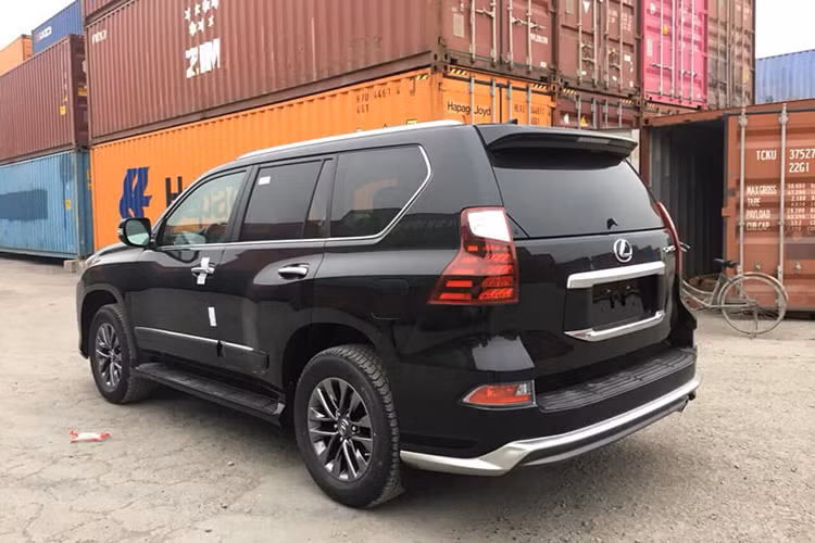Mặc dù giá cao hơn xe chính hãng nhưng Lexus GX460 nhập khẩu tư nhân là có sẵn giao ngay. Bản nhập từ Mỹ sử dụng động cơ mạnh hơn so với bản nhập từ Nhật chính hãng. Ngược lại, mua xe chính hãng sẽ được hưởng 3 năm bảo hành, không giới hạn số km. Về nguồn gốc ban đầu, cả 2 xe đều được sản xuất tại Nhật, chỉ khác ở thị trường phân phối.